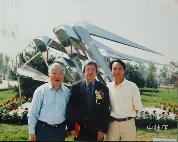 2002年與吳良鏞、文樓在一起.jpg