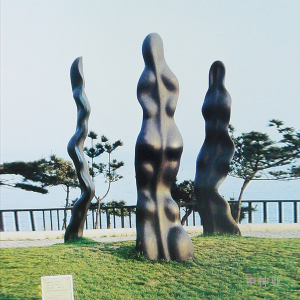 《三美神》高3m 鍛銅 設(shè)計(jì)：張偉 1996年 位于山東青島東海路