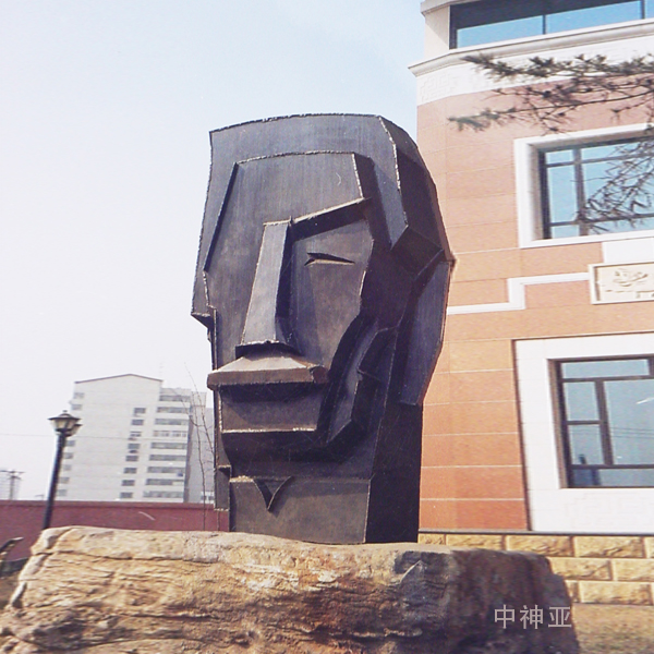 《魯迅》高2m 鋼板焊接 設計：熊秉明 2001年 位于北京現(xiàn)代文學館園區(qū)