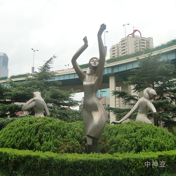 《嬉水少女》 高3m 不銹鋼 設(shè)計：徐侃 1984年 位于上海虹橋開發(fā)區(qū)中山西路和延安西路綠地,是國內(nèi)第一座不銹鋼雕塑